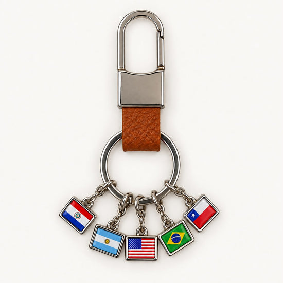 Bag Charm Mundo Afora | chaveiro colecionável com 5 bandeiras - Marrom