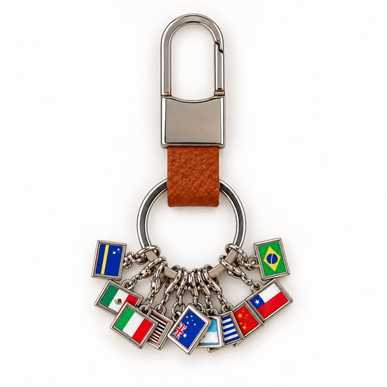 Bag Charm Mundo Afora | chaveiro colecionável com 10 bandeiras - Marrom