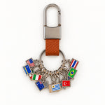 Bag Charm Mundo Afora | chaveiro colecionável com 15 bandeiras - Marrom