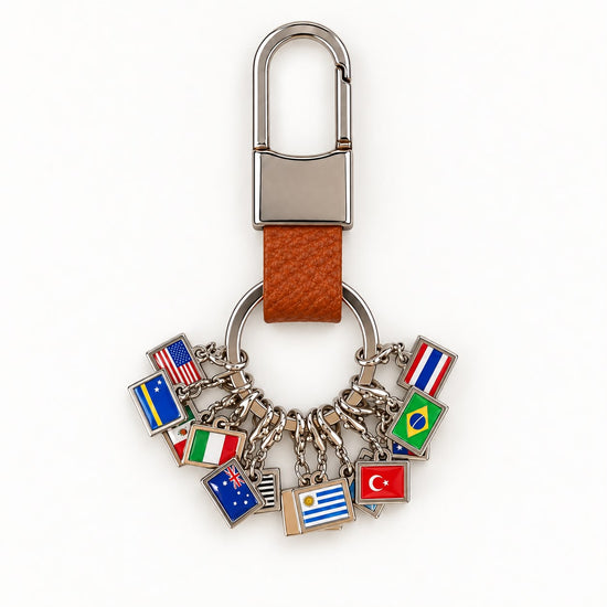 Bag Charm Mundo Afora | chaveiro colecionável com 15 bandeiras - Marrom
